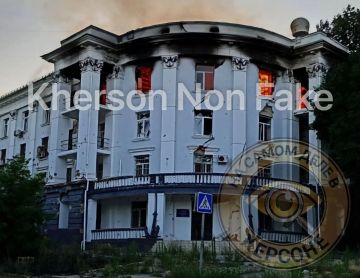 Вечером в Херсоне все видели, как горит Мореходка — опять кто-то поджёг один из корпусов