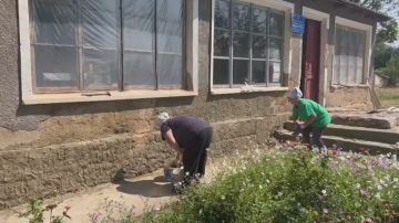 Коммунальные работники Каховки каждое утро выходят на улицы, чтобы поддерживать чистоту и благоустройство города