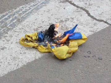 В Колумбии сожгли украинский флаг