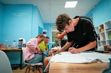 Творчество без границ. Как сделать свой гардероб неповторимым? В рамках проекта «Лето с молодёжкой» Министерство молодежной политики совместно с АНО «Патриот» организовали мастер-класс «Искусство в твоих руках», где каждый...