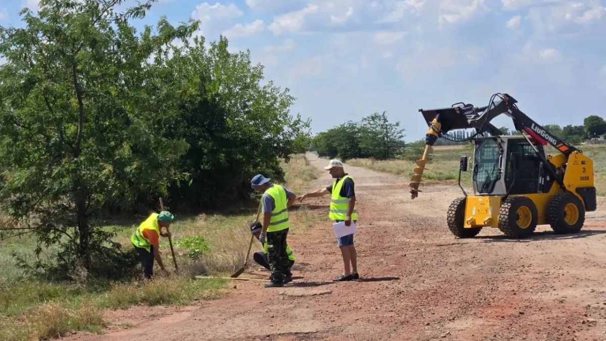 В Голопристанском округе ведутся работы по монтажу дорожных знаков