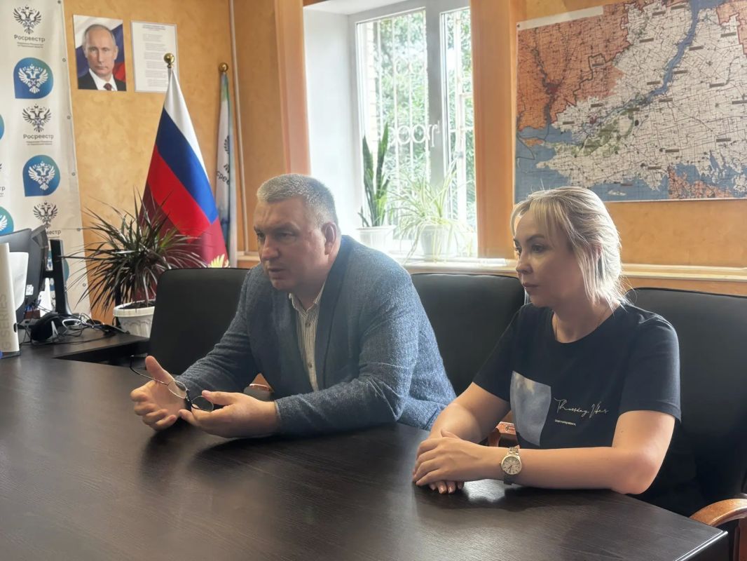 В рамках деятельности оперативного штаба при Управлении Росреестра по Херсонской области состоялась рабочая встреча руководителя штаба Василия Романова с начальником отдела земельных и имущественных отношений, архитектуры и...