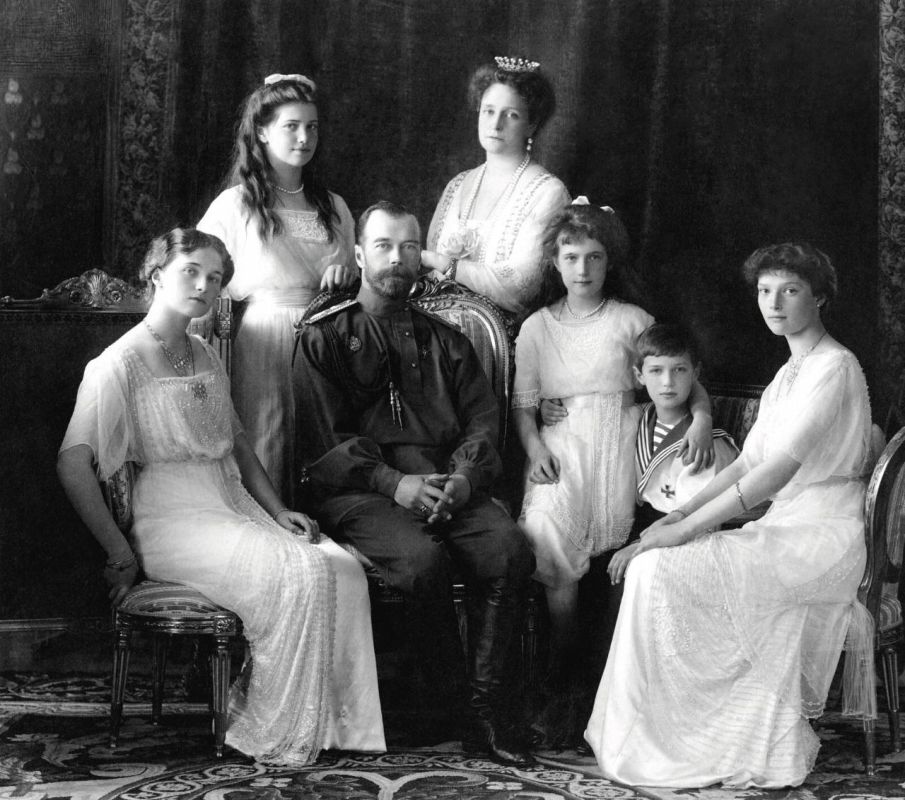 Говорят, в последние минуты своей жизни Николай II думал не о власти и не о короне