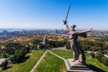 Мамаев курган — это главный мемориальный комплекс России в Центральном районе Волгограда, посвященный героям Сталинградской битвы