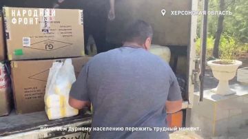 "Не оставим людей в беде!" Народный фронт доставил муку в один из прифронтовых районов Херсонщины