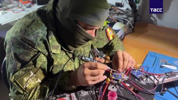 В лабораториях "Днепра" ежемесячно собирают более тысячи дронов — Минобороны