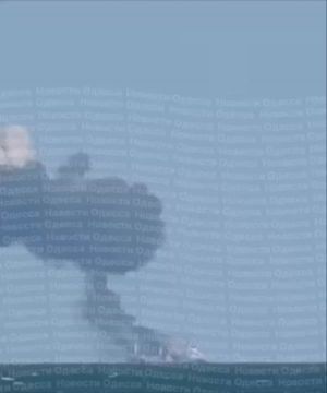 Наши хакнули 2 судна в море в районе Одессы, одно из них походу идет ко дну ( так выглядит с берега )