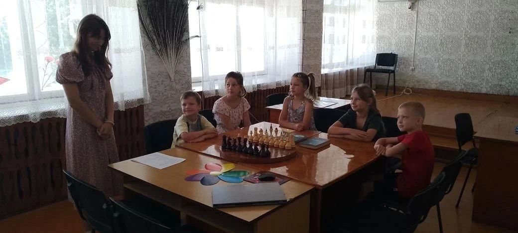 «Путешествие в шахматное королевство» в Лазурненской библиотеке