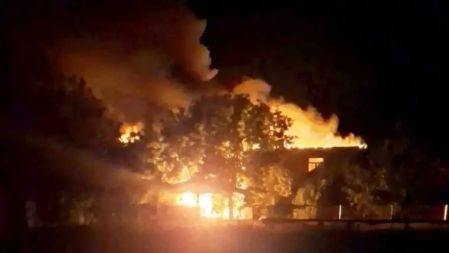 МЧС попали под удар ВСУ при тушении пожара в Каховке