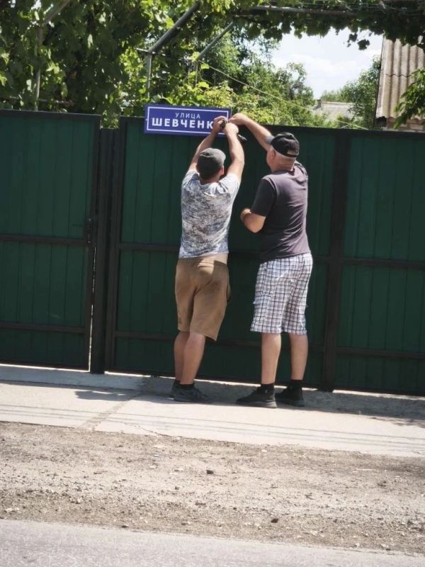В рамках исполнения поручения Губернатора Херсонской области на территории Новотроицкого муниципального округа проводится работа по обновлению уличных вывесок