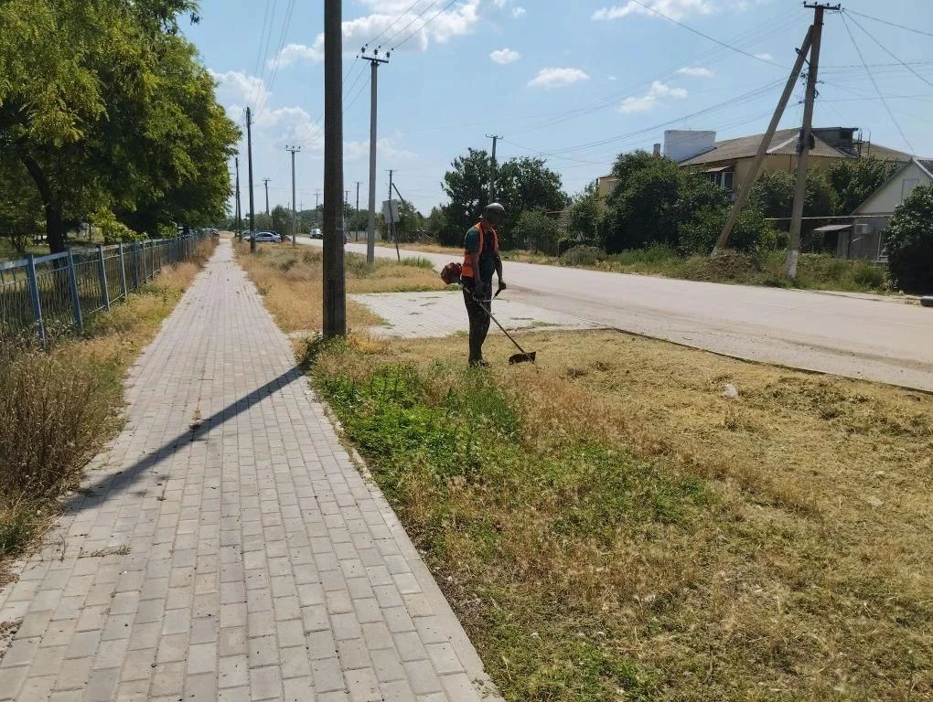В центре Скадовска и улицам города продолжаются работы по благоустройству