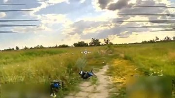 Операторы БпЛА 13 отдельного батальона беспилотных систем группировки войск "Восток" уничтожили вражеских дронов-"ждунов", очистив путь для прохода нашей техники