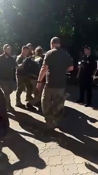 Львов: Затолкали в бус мужчину с собакой на Стрыйской