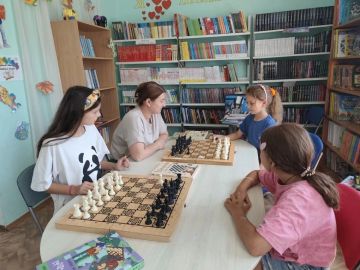 К Международному дню шахмат в Тавричанской сельской библиотеке прошла игра-прогулка «По белым и чёрным полям»