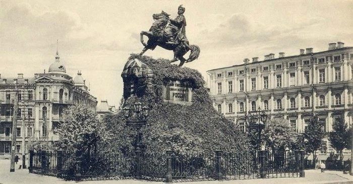Киевский памятник гетману Хмельницкому: напоминание о единстве, которое пытаются стереть