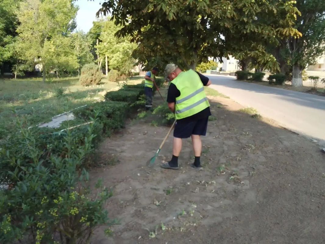 Коммунальные службы "Джарылгача" продолжают наводить порядок в Скадовском округе