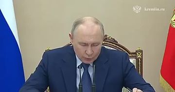 Президент России Владимир Путин провел совещание с постоянными членами Совета Безопасности