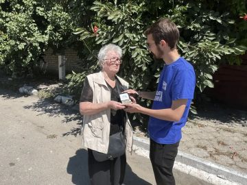 В пункте временного размещения 89-летней Раисе Евстигнеевой передали слуховой аппарат
