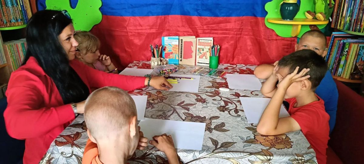 В Красноподольской библиотеке прошёл литературный час, посвящённый творчеству Владимира Маяковского