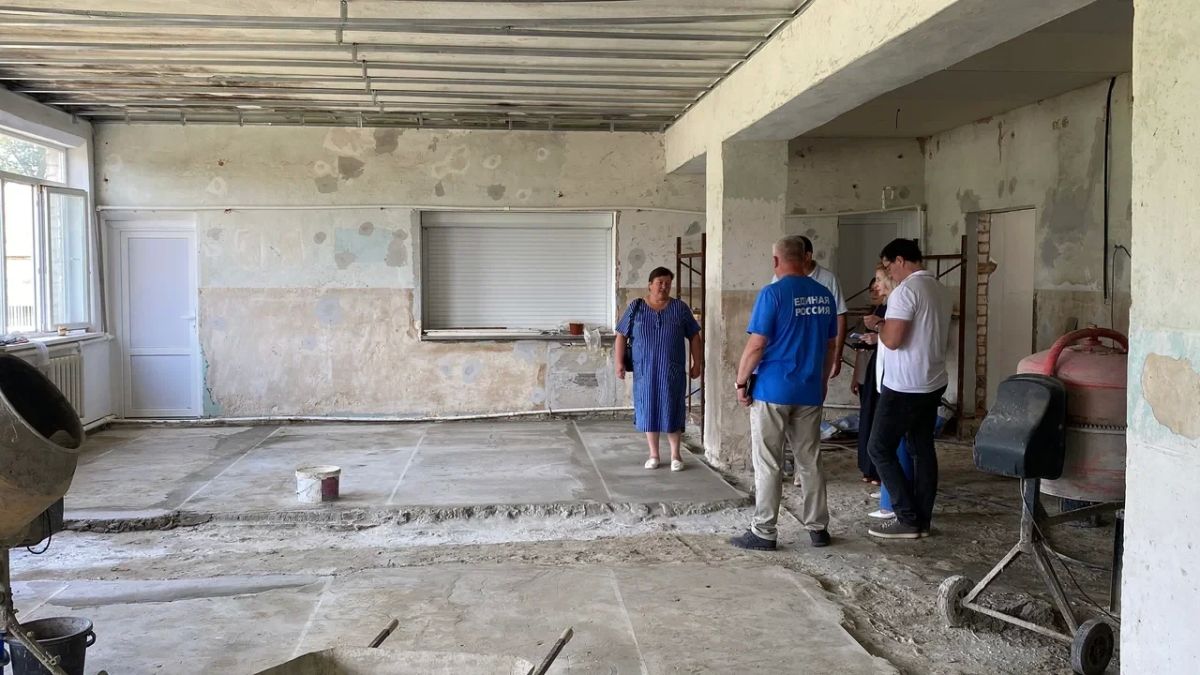 Пока дети на каникулах, в школе кипит работа