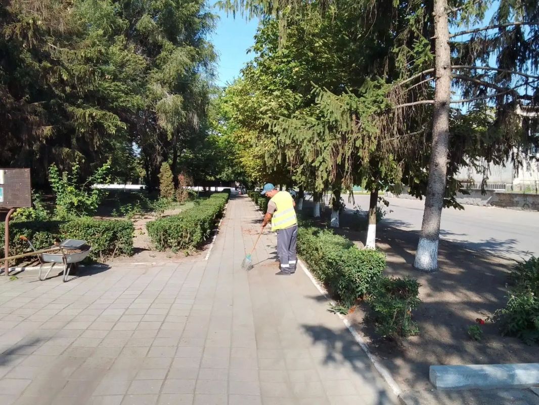 В селе Красное Скадовского округа провели уборку въездной зоны и общественных территорий