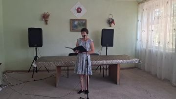 Участники самодеятельности вместе с культоргом Новосеменовского клуба зажгли творческий огонек — подготовили душевный концерт в честь Дня Военно-Морского Флота