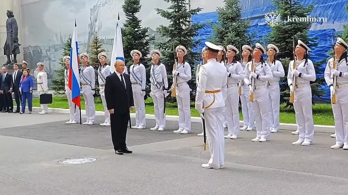 В День Военно-Морского Флота Президент прибыл в Санкт-Петербург
