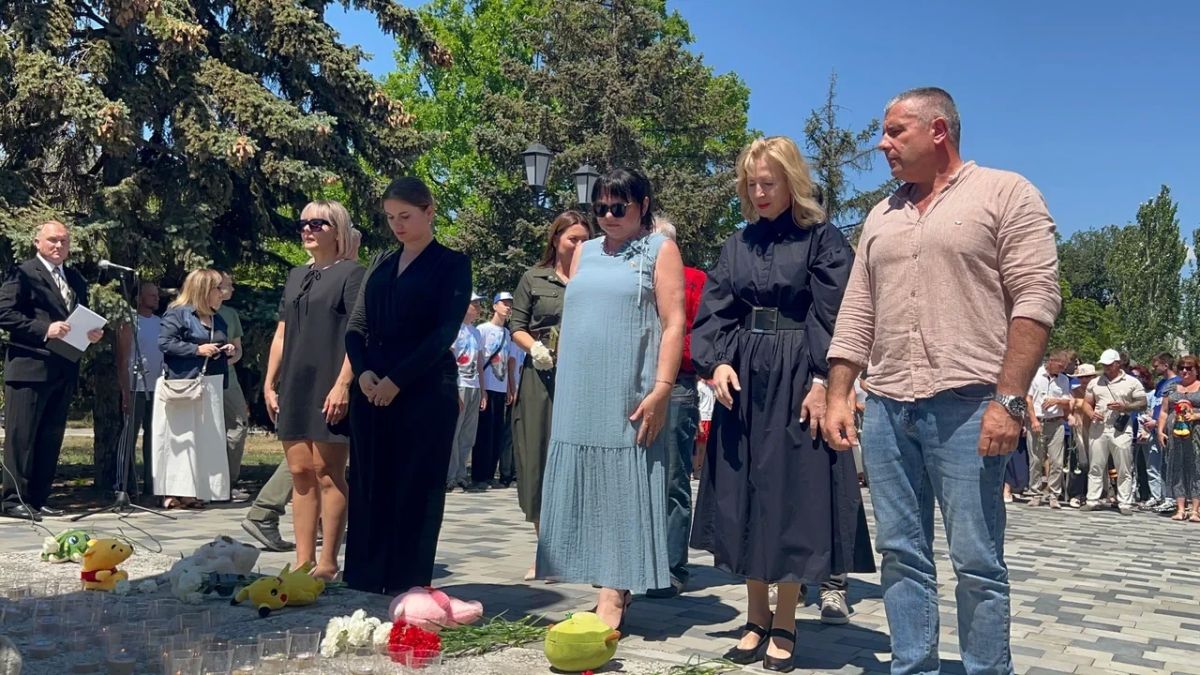 Геническе почтили память детей, чьи жизни оборвались из-за военных действий киевского режима на Донбассе