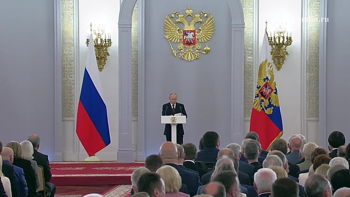 Президент: «Единым фронтом парламентарии выступили, принимая законы о воссоединении России и четырёх наших исторических регионов»