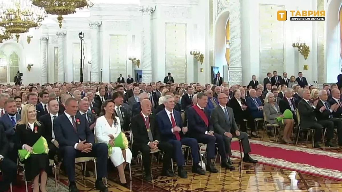 Россия на поле боя будет действовать аккуратно, но настойчиво и добьется своих целей, подчеркнул Владимир Путин