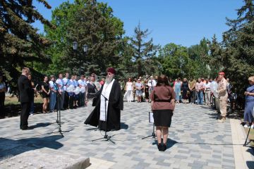 Сегодня, в скорбную для всех нас дату — День памяти детей-жертв войны в Донбассе — мы почтили память погибших в результате агрессии киевского режима маленьких жителей ЛДНР и Новороссии