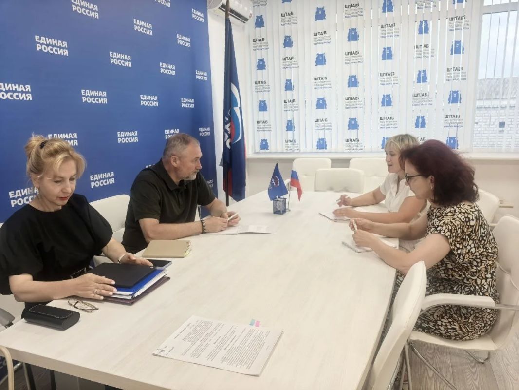 Константин Басюк: Партработа в регионе. В херсонском штабе общественной поддержки Единой России вместе с первым зампредом областной Думы Еленой Дмитрук и активом партии обсудили как проходит избирательная кампания по выборам...