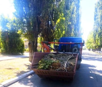 Каждое утро рабочие "Коммунального сервиса Каховки" выходят на улицы города, чтобы поддерживать чистоту и порядок