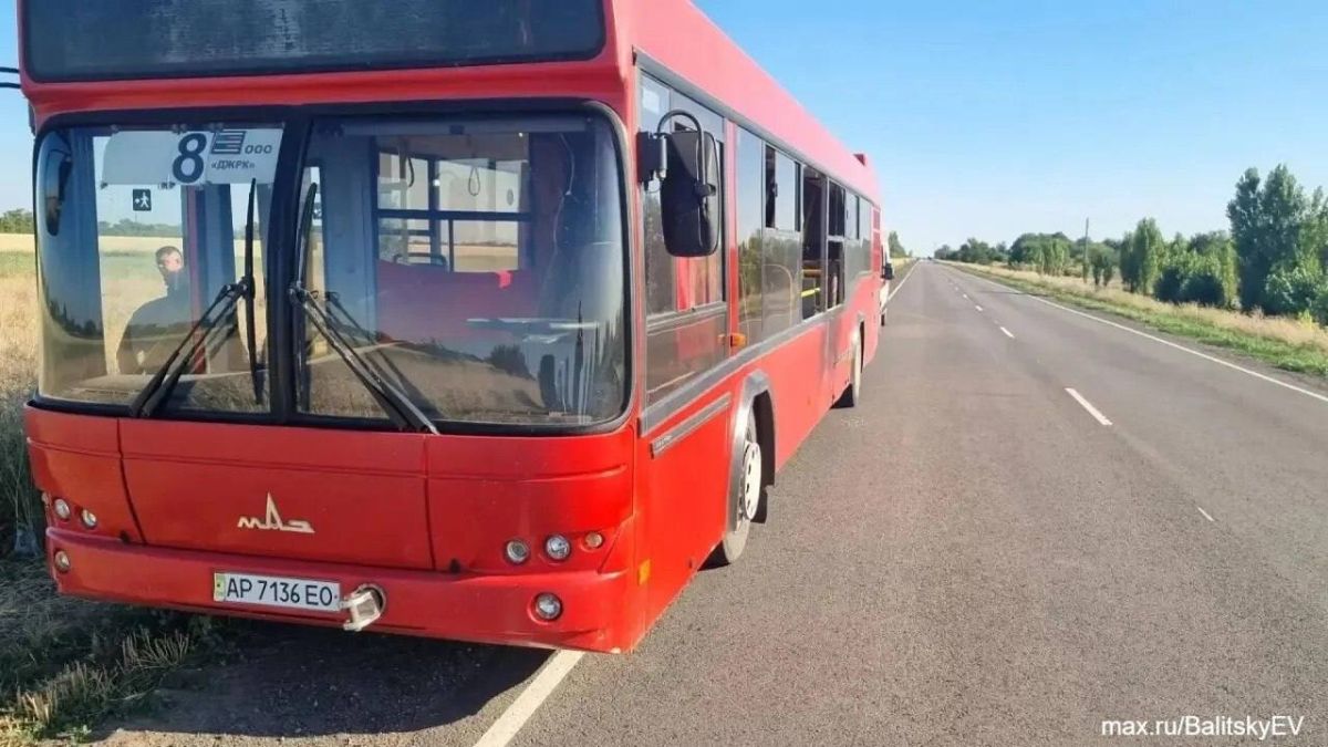 Автобус с сотрудниками железорудного комбината попал под удар ВСУ в Запорожской области — один человек погиб, двое в реанимации, сообщил губернатор Балицкий