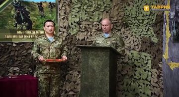 Командующий ВДВ Михаил Теплинский вручил награды десантникам за штурм опорного пункта ВСУ в Запорожской области