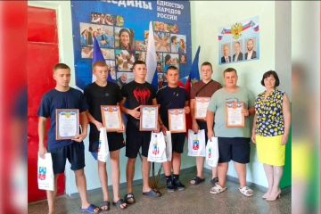 Наградили херсонских школьников, тушивших устроенный ВСУ пожар