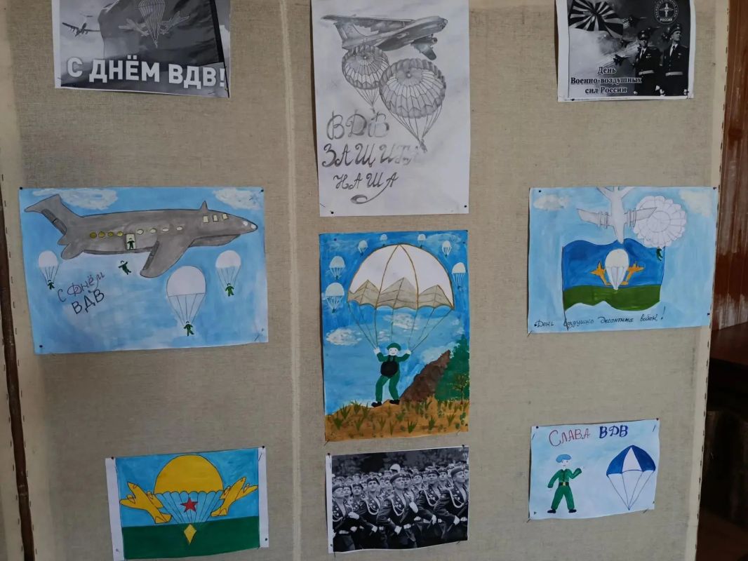 В Чонгаре открылась выставка детских рисунков «ВДВ — защита наша» 2 июля в Чонгарском сельском доме культуры состоялась трогательная выставка детских рисунков, посвящённая Дню Воздушно-десантных войск России