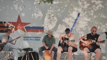 Музыкальный квартирник для молодежи прошел в Геническом парке