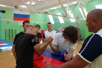 Сила духа и сила мышц: в ХГПУ прошел турнир по армрестлингу