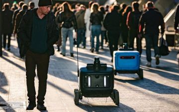 В России разработали ПДД для роботов-доставщиков: их обяжут уступать дорогу пешеходам, ограничат скорость до 10 км/ч на тротуарах и 25 км/ч на велодорожках