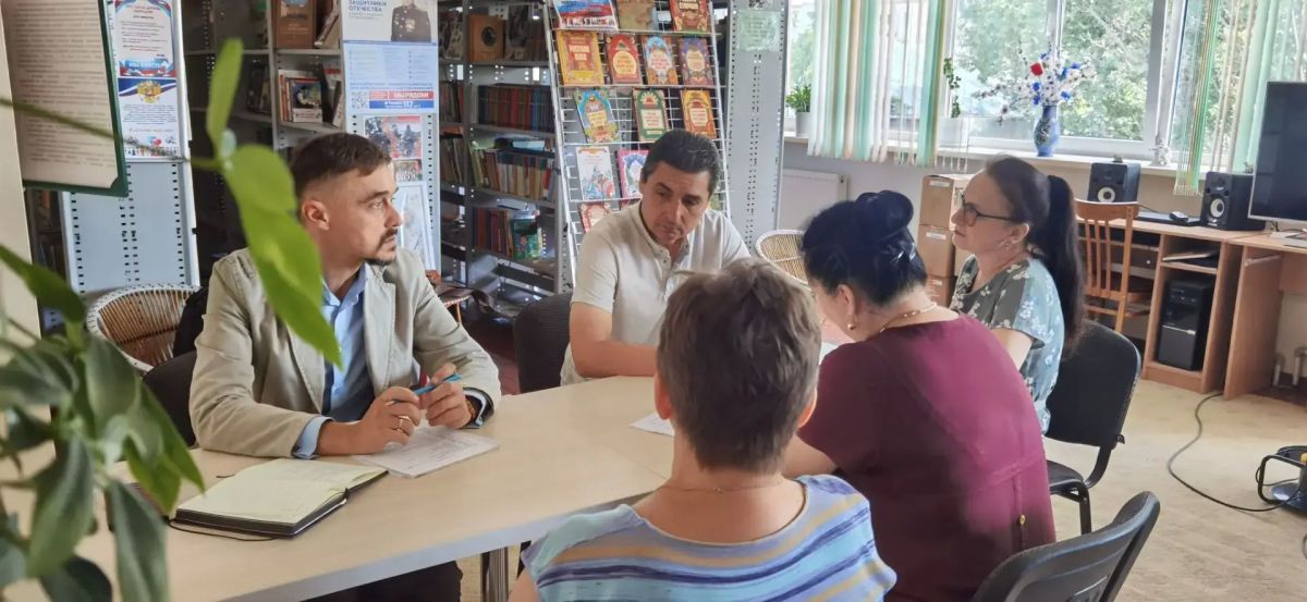 Первый заместитель главы Каховского округа Игорь Бжезицкий провёл рабочее совещание с коллективом Центральной библиотечной системы