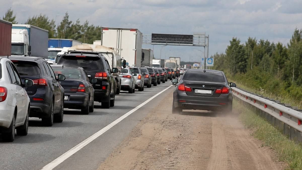 В России предложили увеличить штраф за езду по обочине до 5000 рублей вместо нынешних 2250