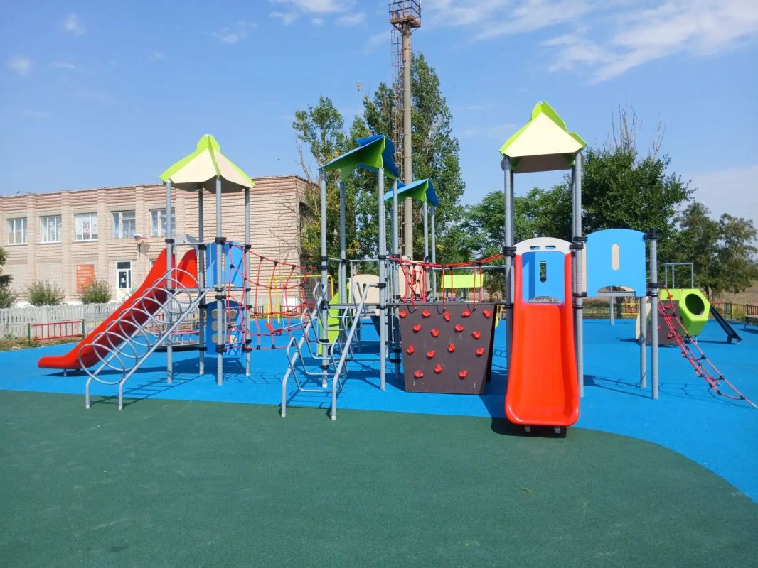 Родители пришли проверить площадку, на которой скоро будут играть их дети