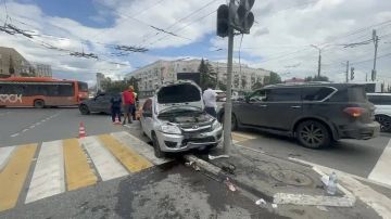 Семь пешеходов и водитель легкового автомобиля госпитализированы после наезда на толпу в Омске, сообщает прокуратура