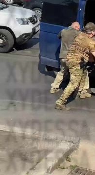 Одесса - по головам карателей ТЦК прилетает черный большой предмет от прохожих, похожий на палету
