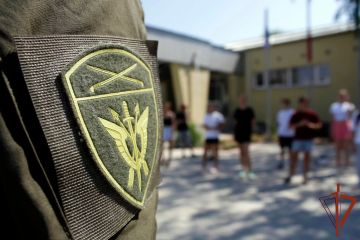 В рамках акции «Каникулы с Росгвардией» сотрудники одного из спецподразделений ведомства вместе с транспортной полицией организовали мастер-класс для школьников в Херсонской области