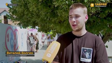 В Геническе активисты создали граффити с логотипами молодежных и общественных организаций региона