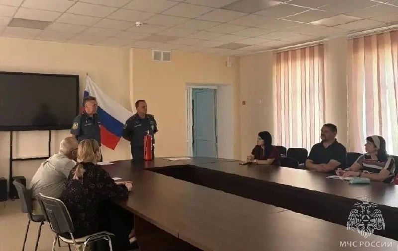 Сотрудники МЧС проводят профилактические мероприятия для членов ТИК Херсонской области в преддверии выборов в Госдуму