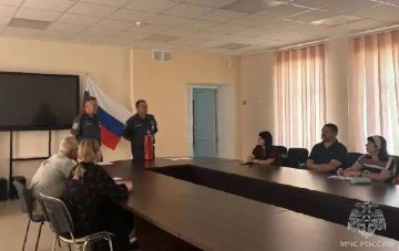 Сотрудники МЧС проводят профилактические мероприятия для членов ТИК Херсонской области в преддверии выборов в Госдуму