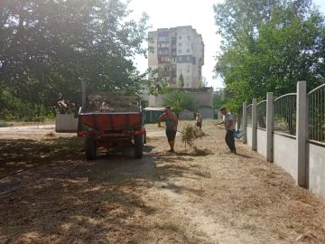 Владимир Оганесов: Готовимся к 1 сентября: в Новой Каховке приводят в порядок территорию школы